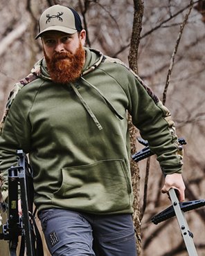 https://underarmour.scene7.com/is/image/Underarmour/FW23_AMR_OUTDOOR_PERFORMANCE_RivalFleeceHoodie_Site_4_5_M?qlt=85&wid=296&hei=370&size=296,370