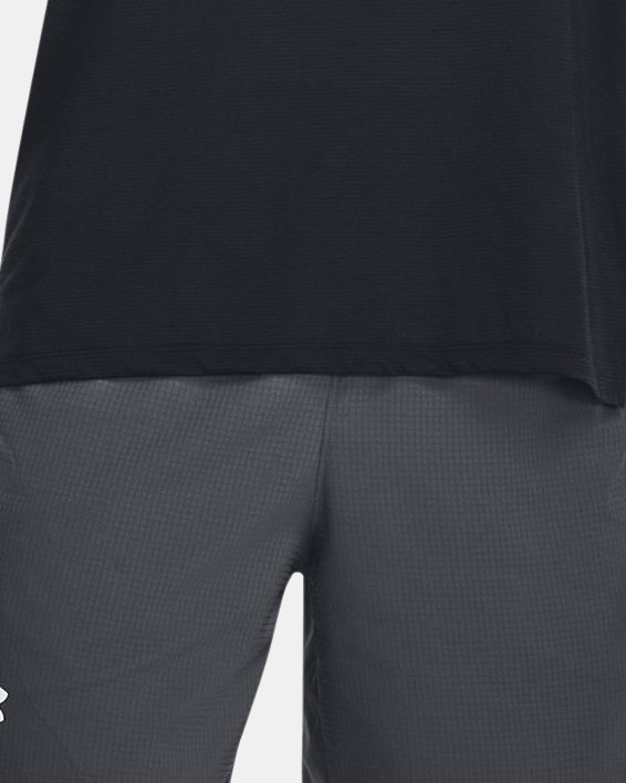 กางเกงขาสั้น UA Launch 7'' Graphic สำหรับผู้ชาย in Gray image number 2
